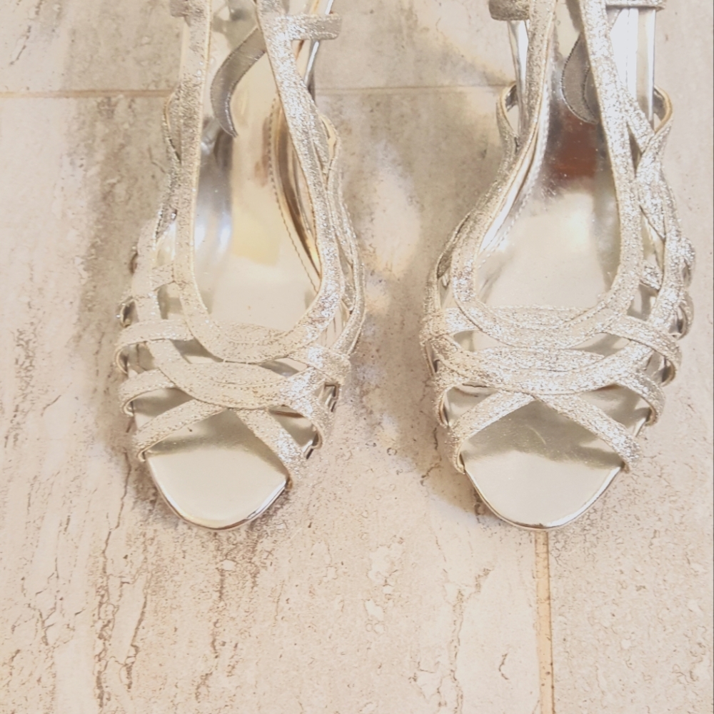 SILVER SANDALS SIZE 6.5